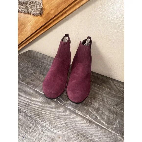 Clarks Boots Womens 8 Wide Ankle Burgundy Wedge Heel Suede Zip Up Casual Boho - Picture 2 of 6